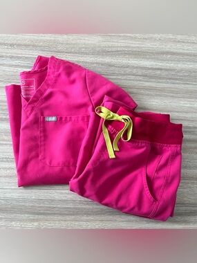 Figs Shocking Pink Scrub Set. EUC.